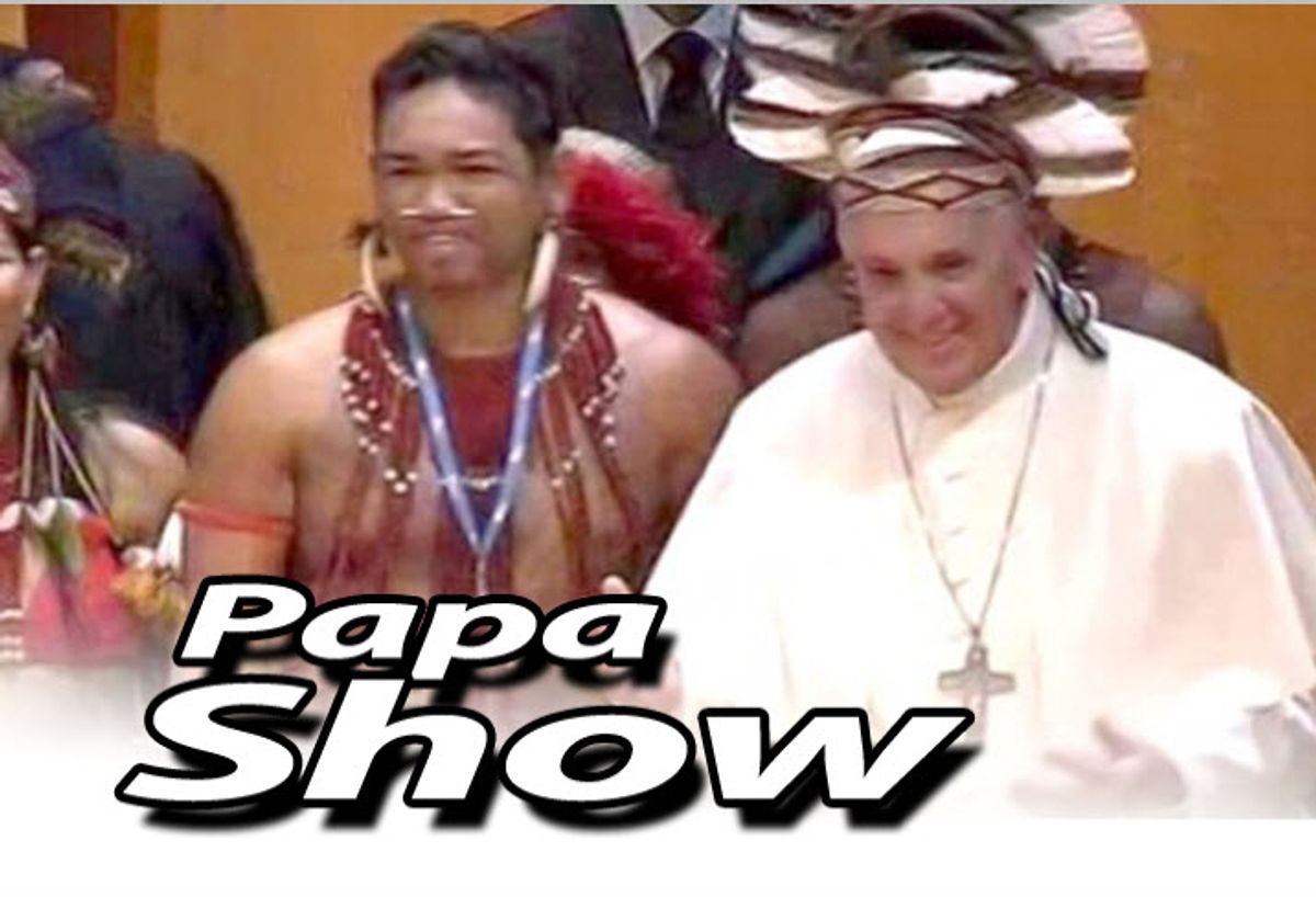 Papa Francisco con penacho indígena en Brasil