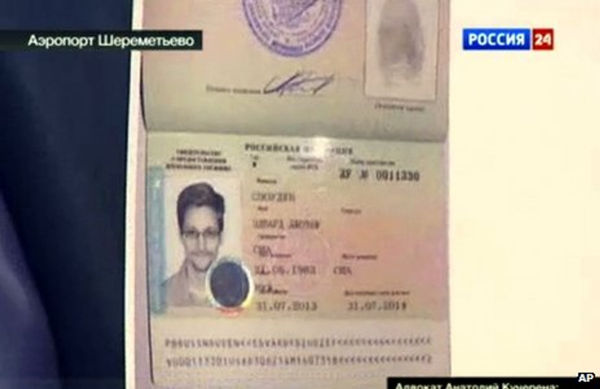 Rusia concede asilo a Snowden por un año