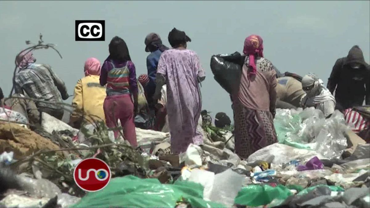 Niños de La Guajira buscan su comida en el basurero