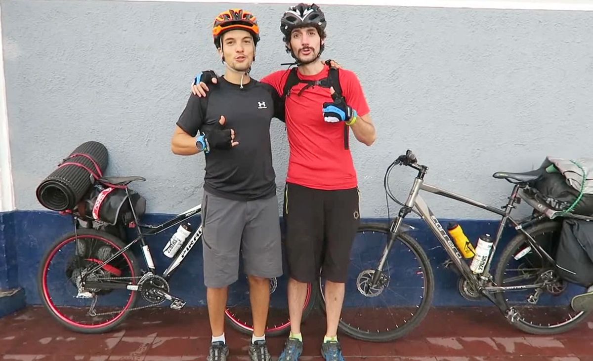 El español Juan Dual realiza una travesía en bicicleta en honor a los que tienen cáncer