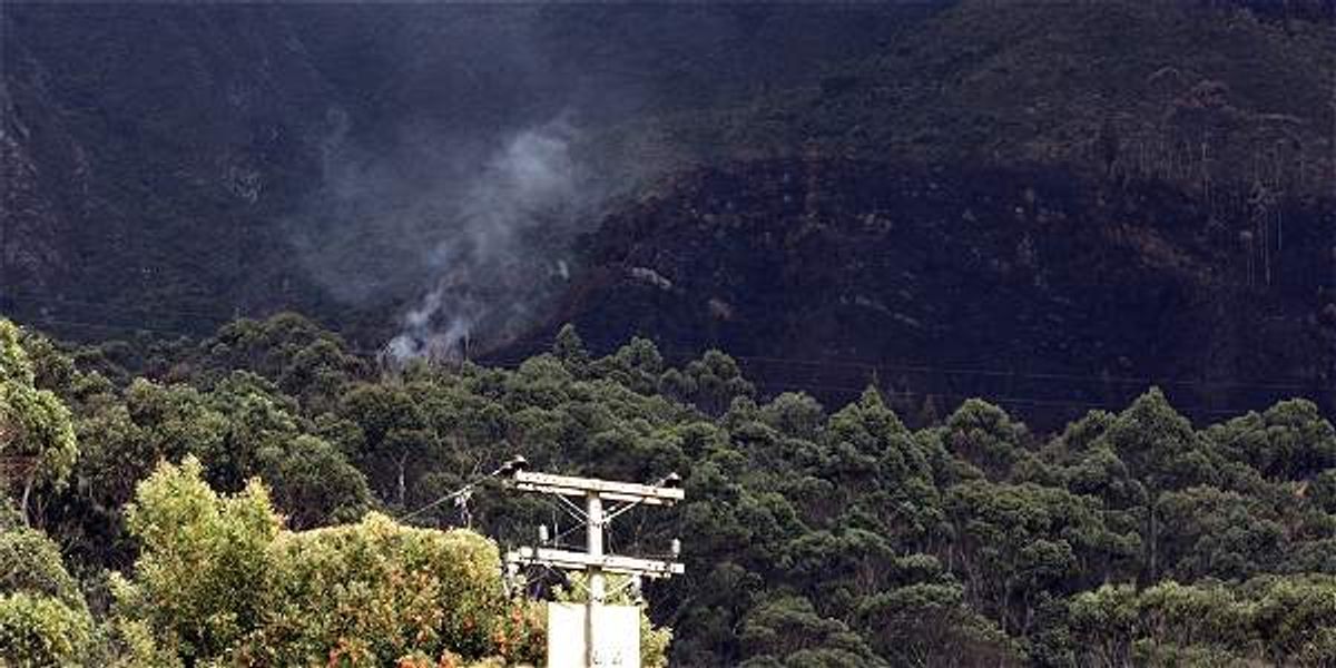 Sobrevuelo confirma columnas de humo en los cerros orientales en Bogotá