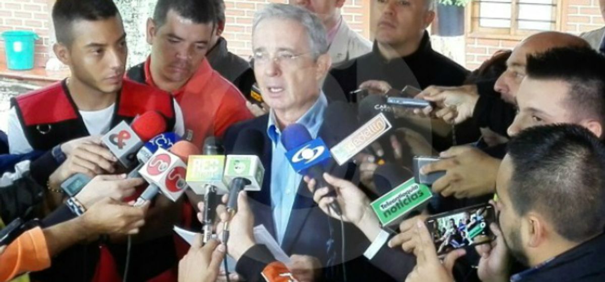 Álvaro Uribe leyó un comunicado que tituló “Mi hermano Santiago, asesino y paramilitar”