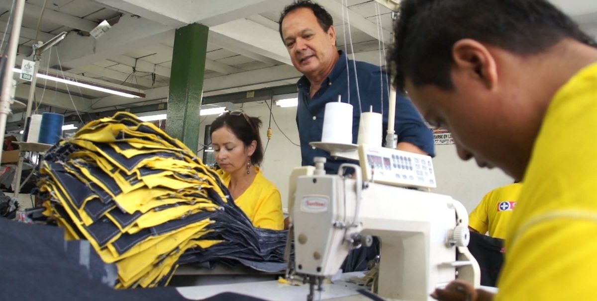Víctimas y victimarios trabajan juntos en una empresa textil