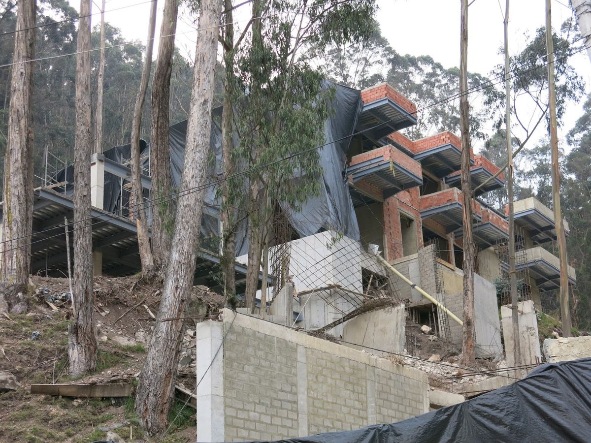 Mujer de 97 años a responder por construcción de mansiones en cerros orientales