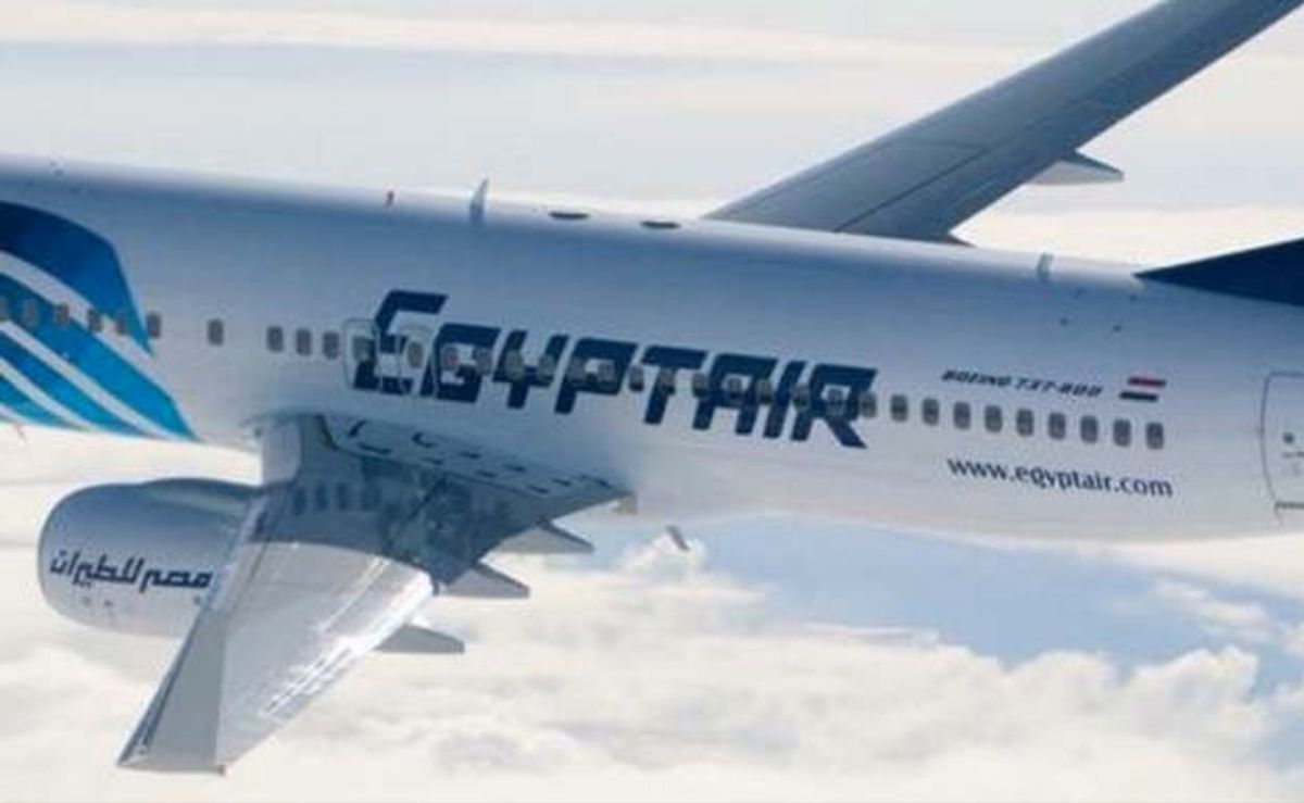 Encuentran restos humanos entre piezas del avión de Egyptair siniestrado