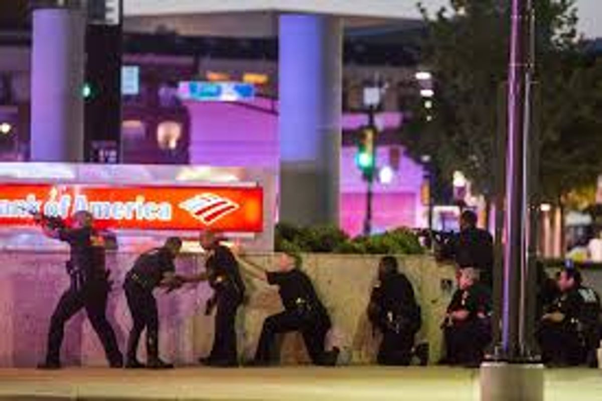 Francotirador deja cinco policías muertos en Dallas, Estados Unidos