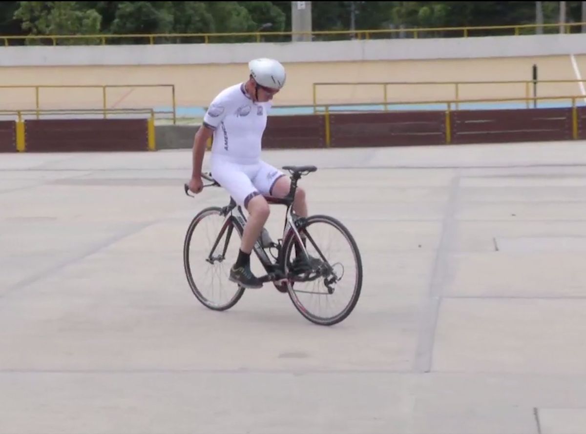 Colombiano busca récord pedaleando una hora de espalda