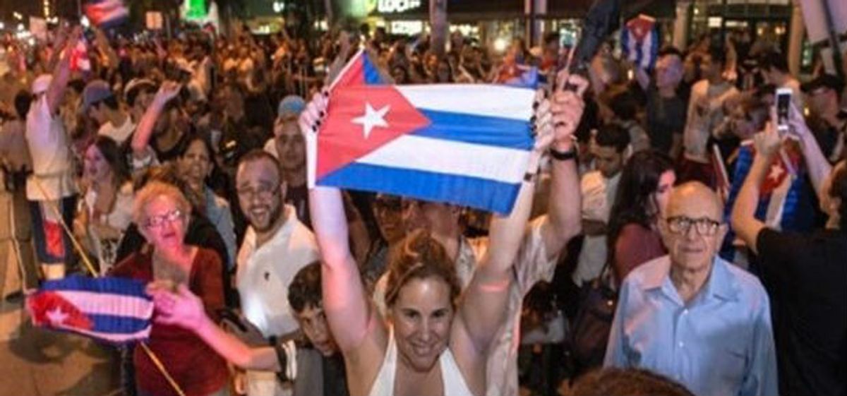 La Cuba de Miami celebra en las calles la fiesta que han esperado durante más de medio siglo