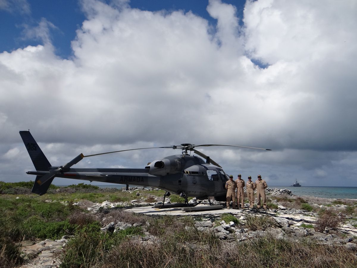 Militares colombianos buscan a prisionero que trasladaban cuando el helicóptero que lo llevaba cayó