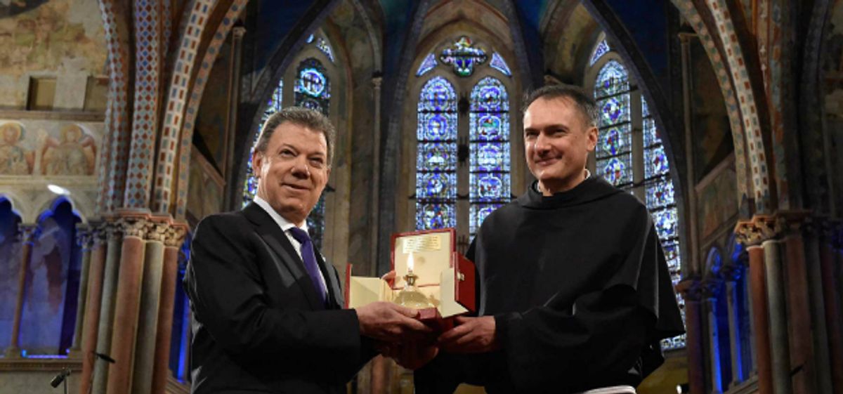 Santos fue condecorado por los Franciscanos por buscar la paz en Colombia