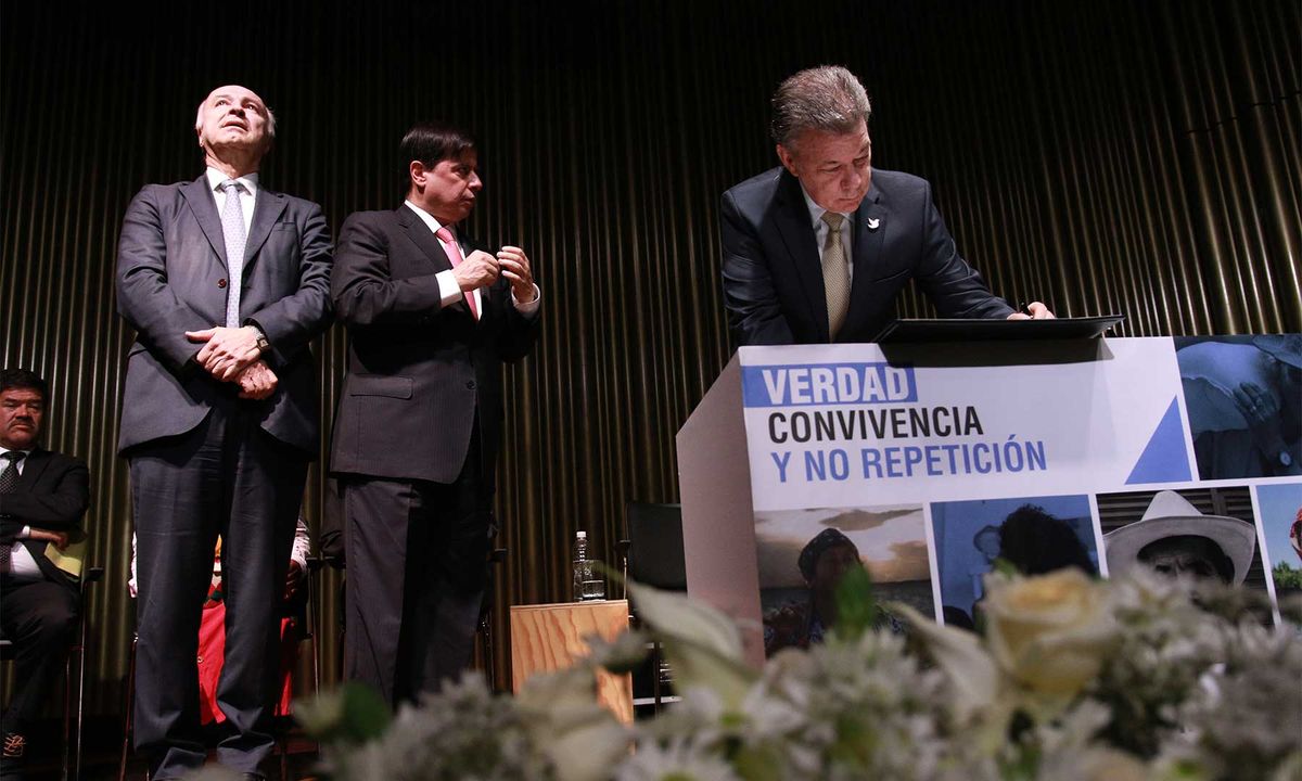 Santos firma decretos que crean Comisión de la Verdad y Unidad de Búsqueda de Personas