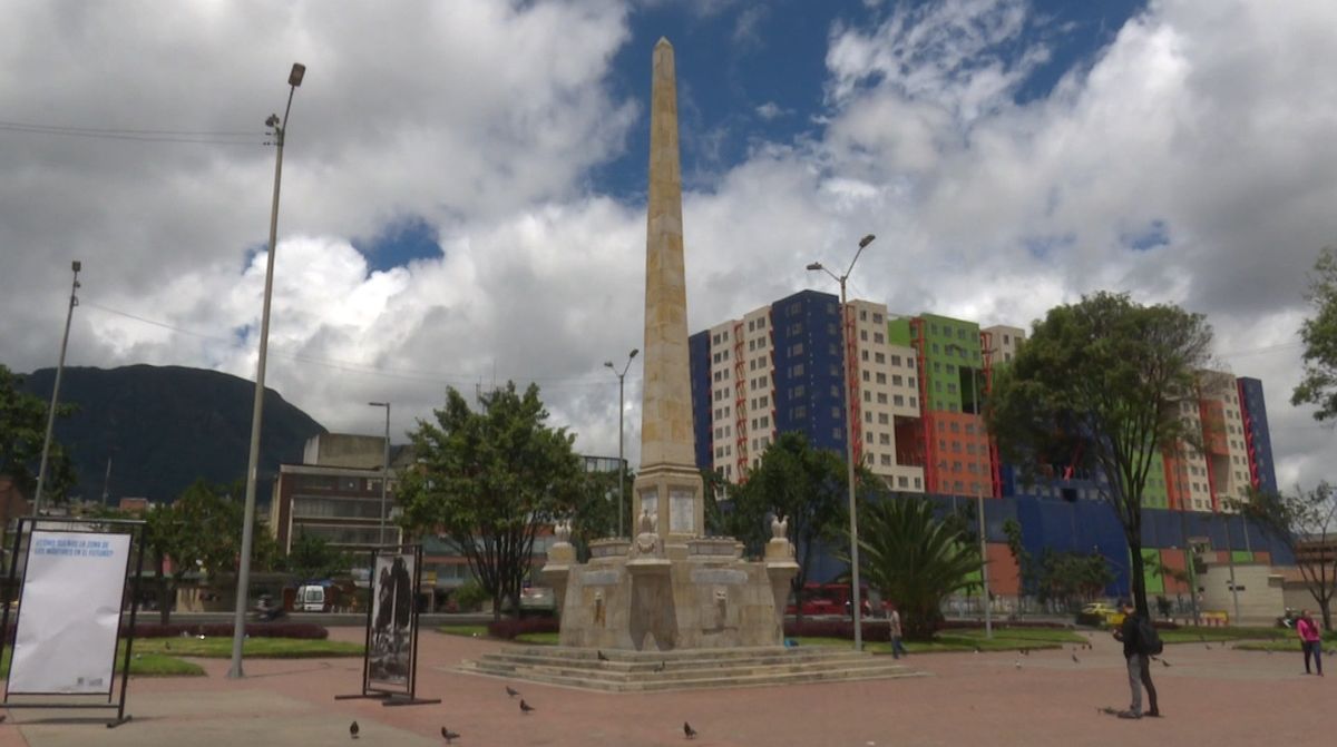 Restauran el obelisco de la plaza de los Mártires