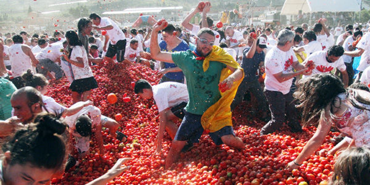 Tomatina en Sutamarchán por el aniversario del pueblo