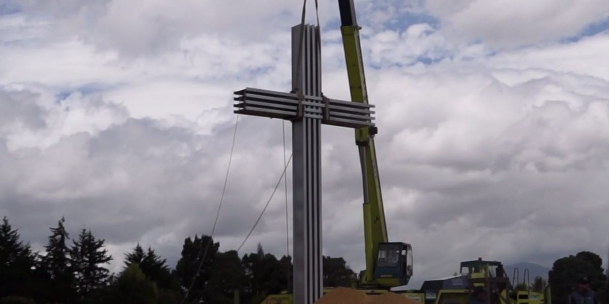 Así fue la instalación de la nueva cruz en el parque Simón Bolívar por visita de Francisco