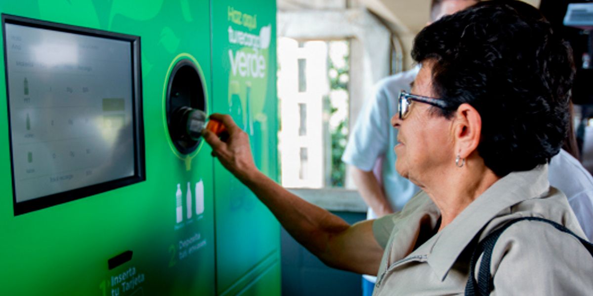 El pasaje del metro de Medellín se podrá pagar con botellas recicladas