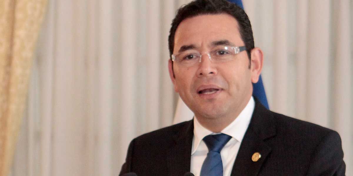 Presidente de Guatemala ordena expulsión de exmagistrado colombiano