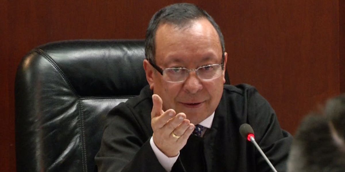 Juez que absolvió a Rodrigo Escobar Gil ejerce a pesar de tres condenas por prevaricato en su contra