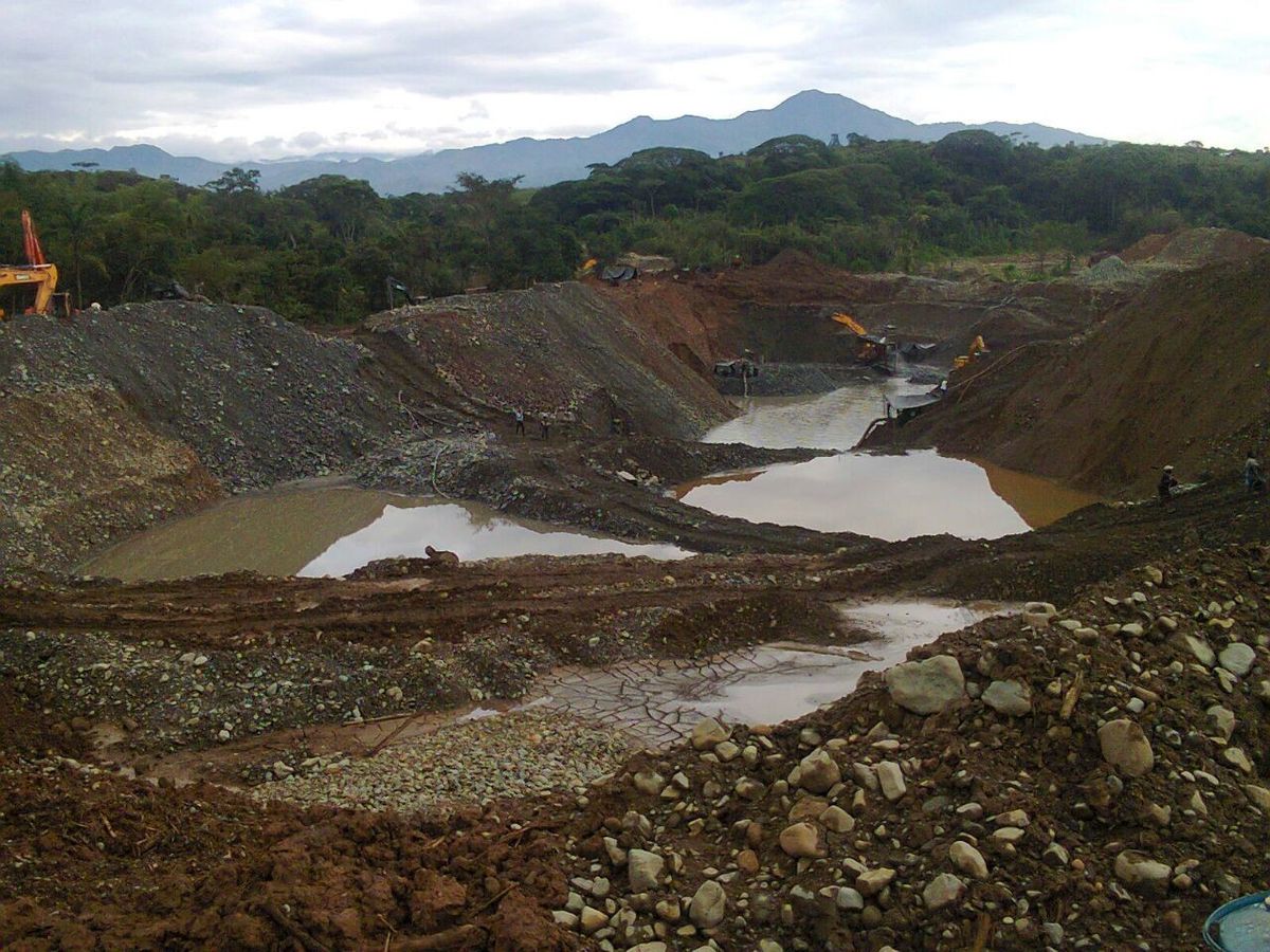 Hasta los muertos tienen licencia para vender oro y lavar dólares en Acandí, Chocó