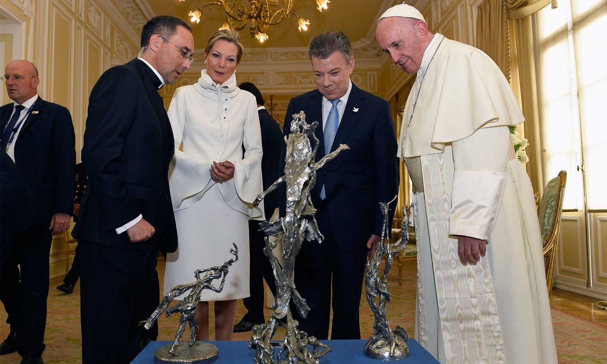 Una escultura sobre el via crucis, regalo del papa al presidente Santos