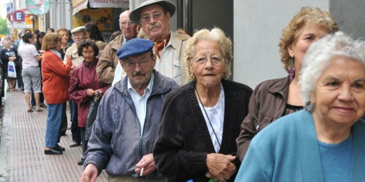 Con las firmas que captan de pensionados mientras hacen sus filas, estafadores están sacando crédito