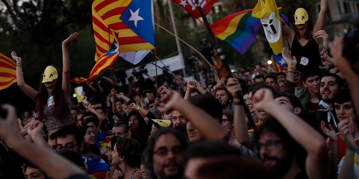 Tras suspensión de referendo independentista, estudiantes protestan en Barcelona  
