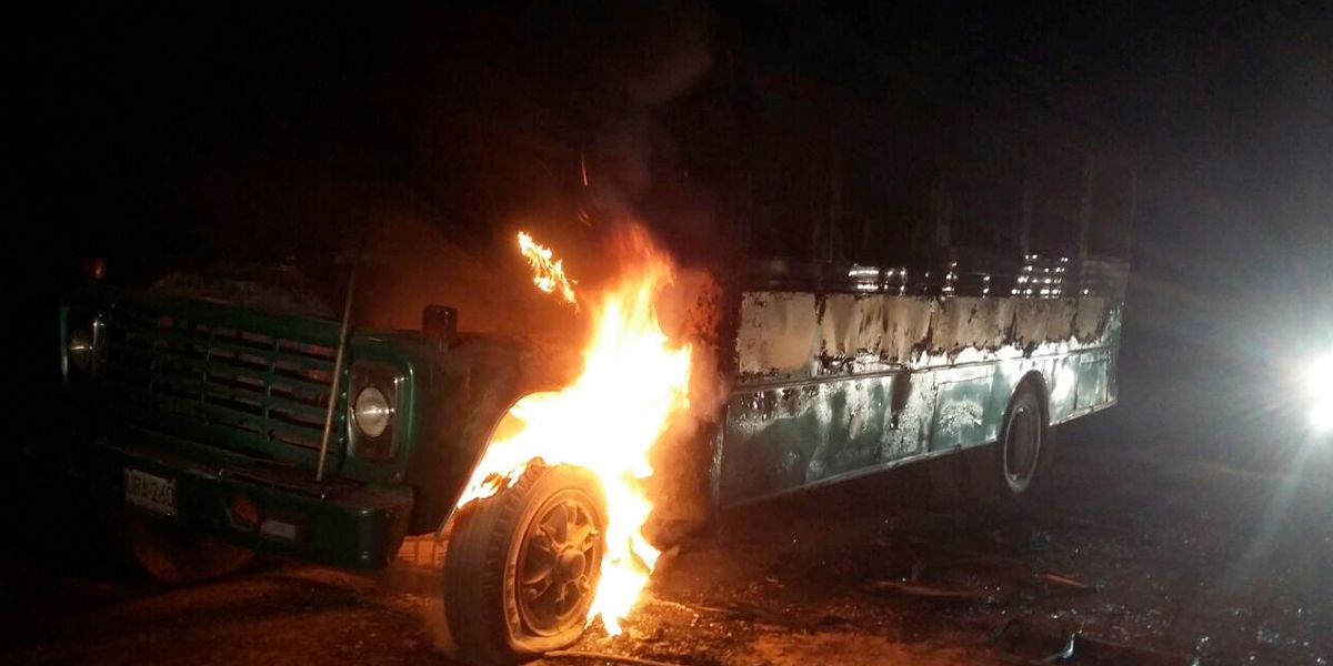 Incinerado vehículo de servicio público en la vía La Lejía – Saravena