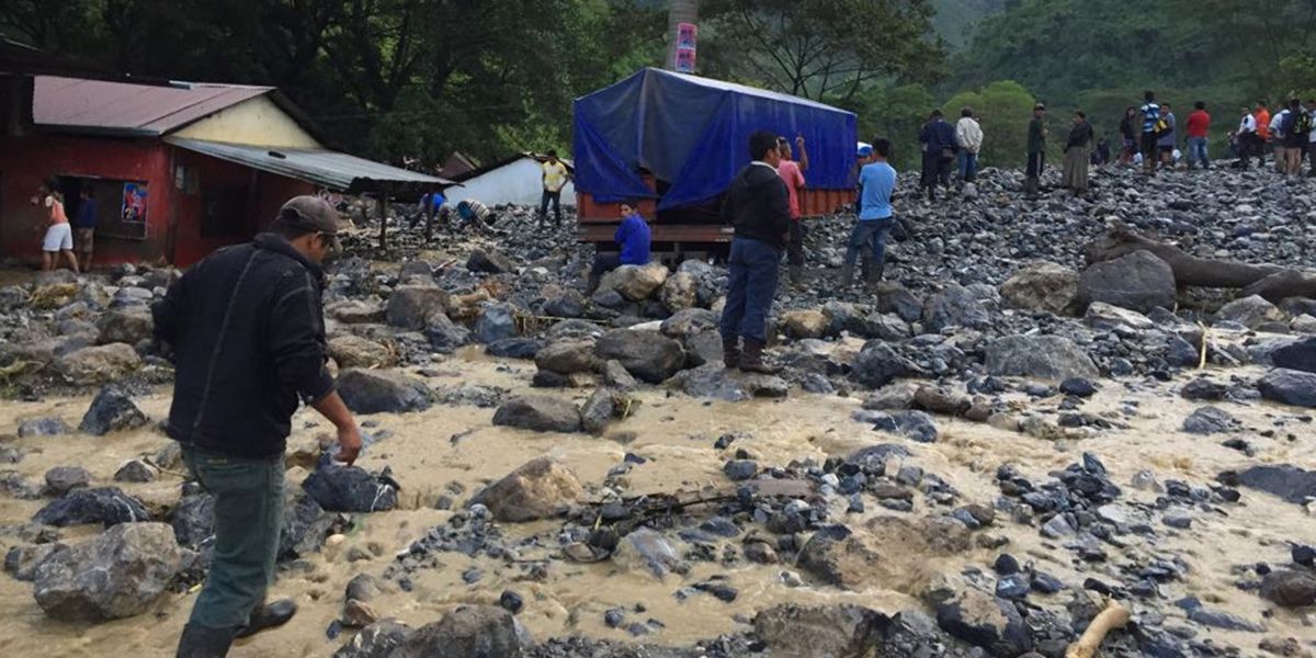 Al menos un muerto y nueve desaparecidos en Guatemala tras derrumbe