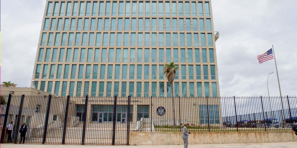 EE.UU. ordena retirar el 60 % del personal de su embajada en La Habana, Cuba