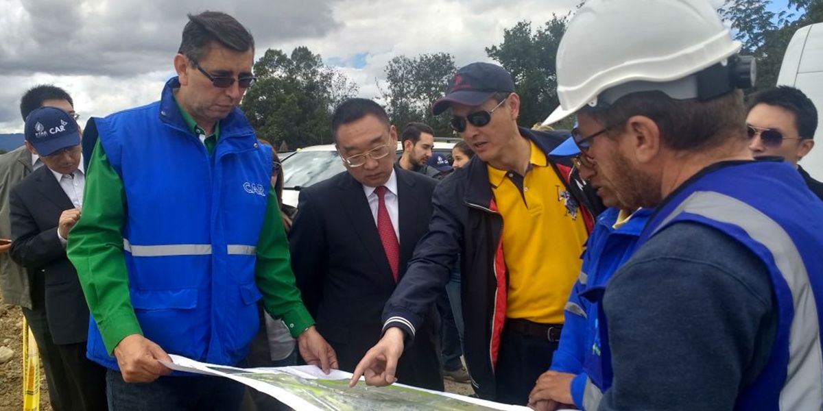 Ministro chino visita el río Bogotá para valorar megaproyecto de recuperación