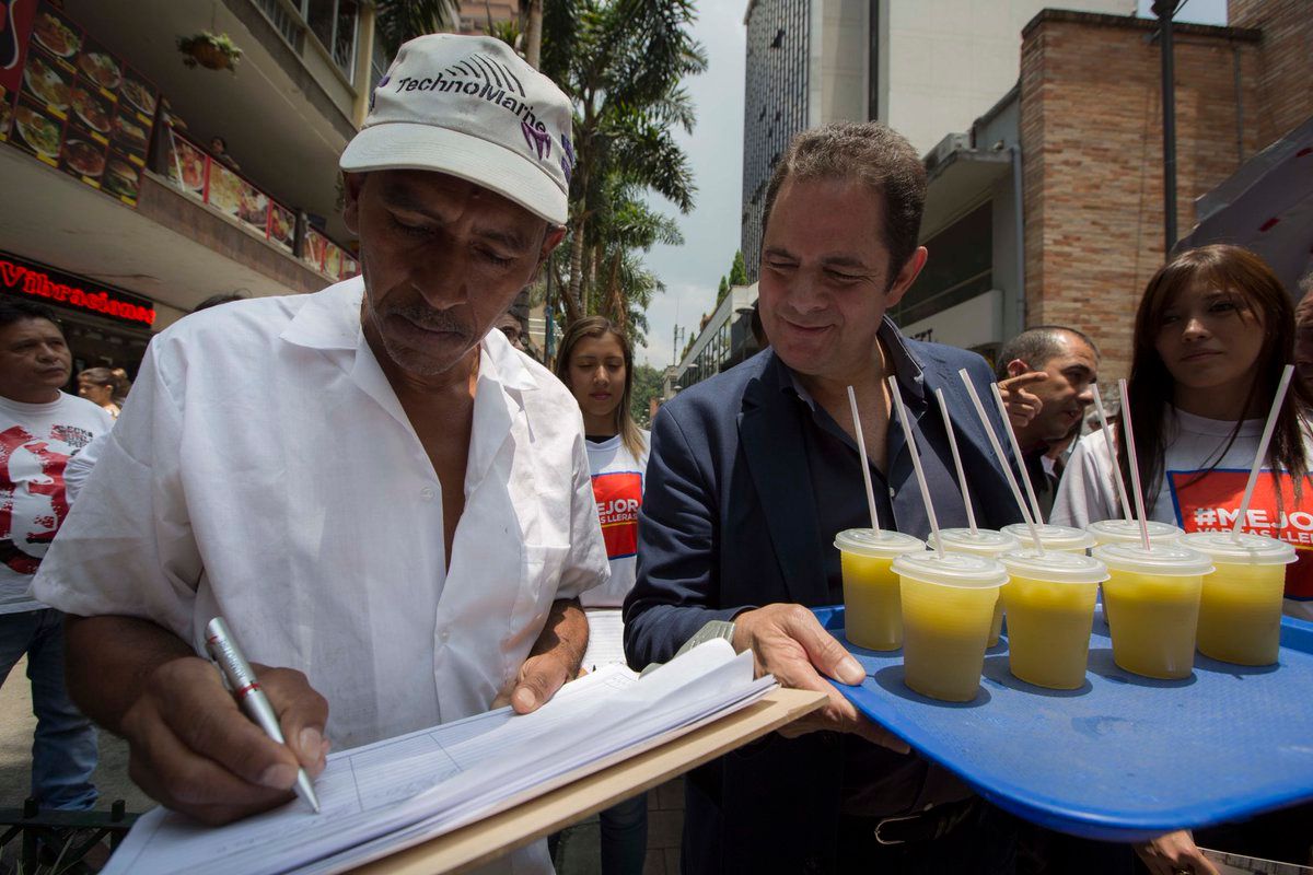 Critican a Vargas Lleras por su manera de recoger firmas