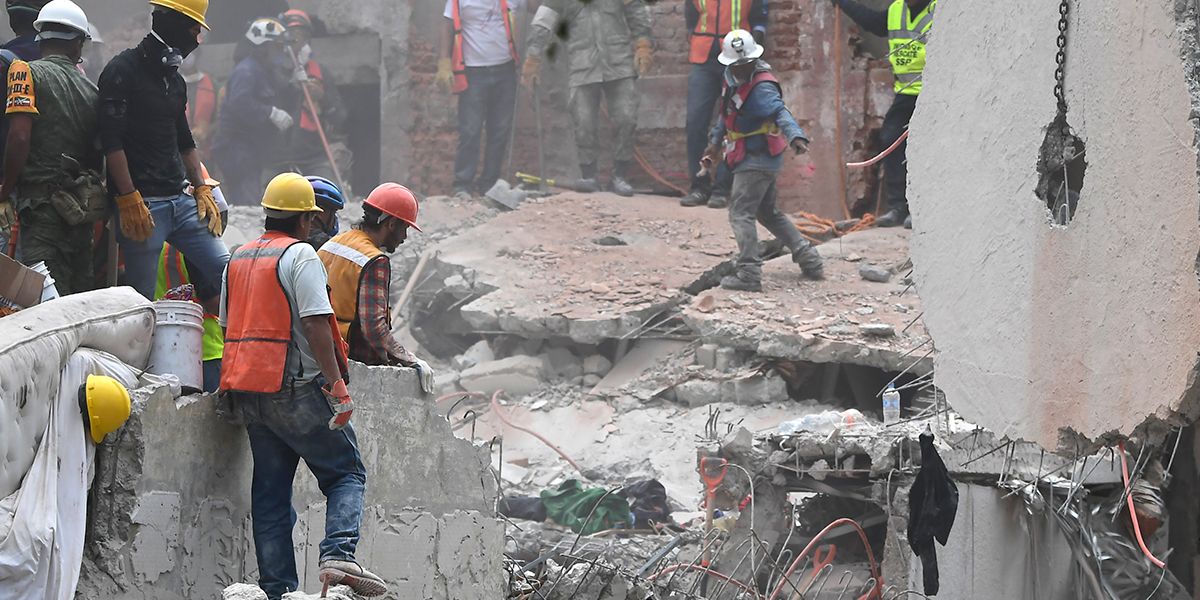 Aumenta a 300 el número de muertos por terremoto en México