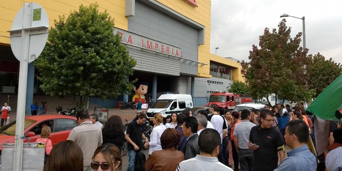 Evacúan centro comercial Plaza Imperial por hombre que amenazó con explosivos