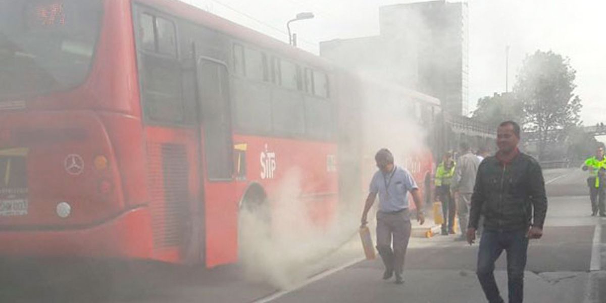 A bus de TransMilenio se le incendiaron dos llantas en la Autopista Norte