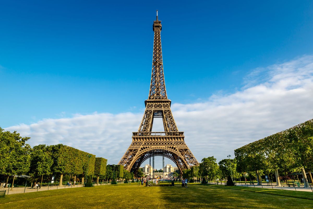 Réplica de Torre Eiffel en Sabaneta genera polémica en redes sociales