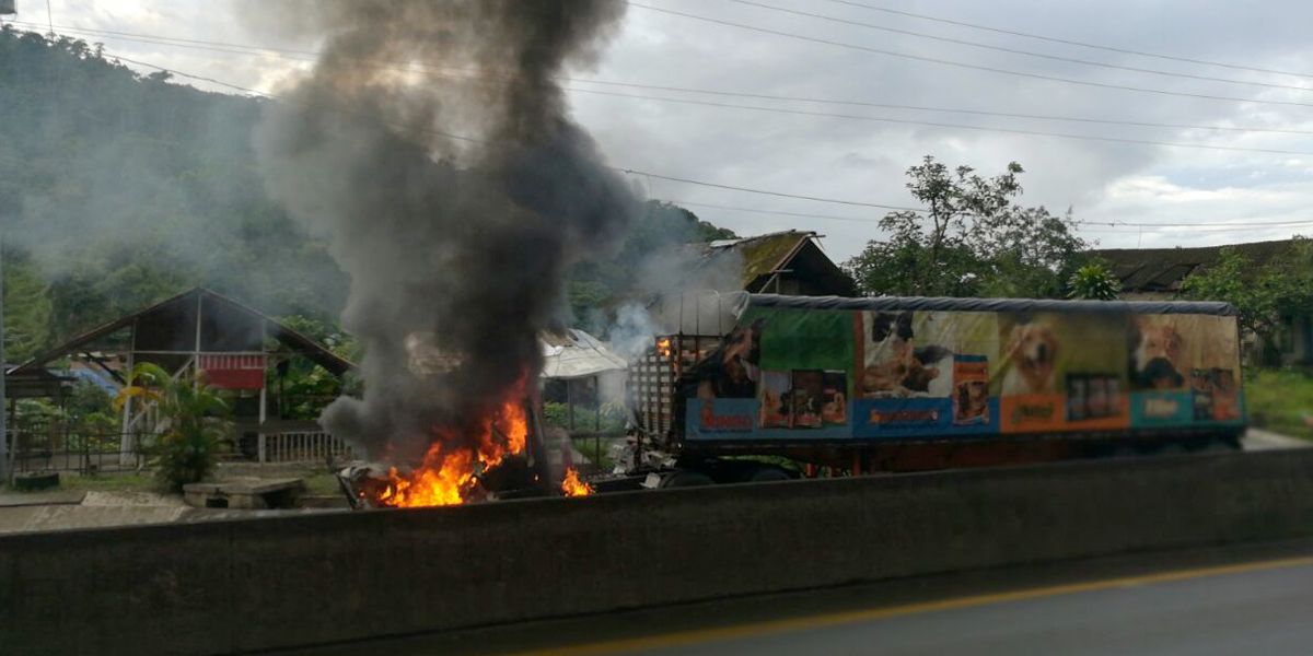 Tras protesta de indígenas, encapuchados queman tractomula en la vía Buenaventura