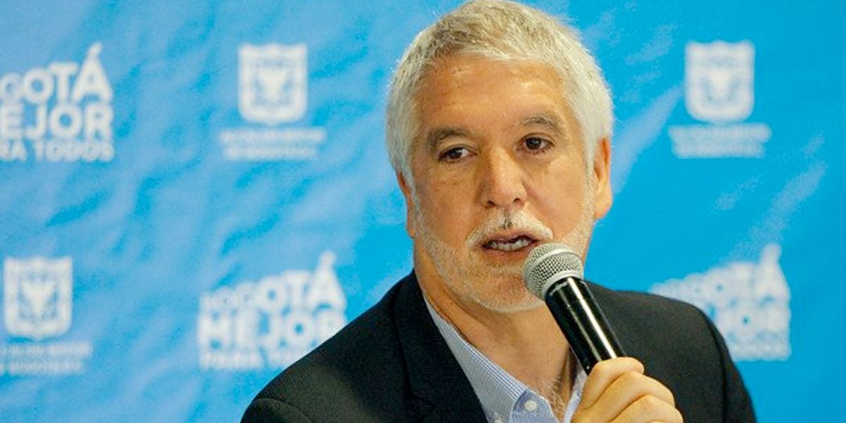 Alcalde Enrique Peñalosa propone un nuevo impuesto para los dueños de carros