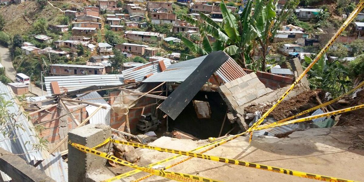 Madre e hija quedaron atrapadas tras desplome de su vivienda en Medellín