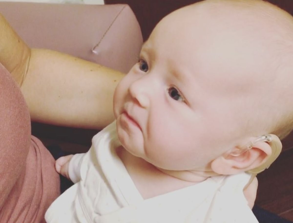 La emotiva reacción de una bebé al escuchar por primera vez la voz de su madre