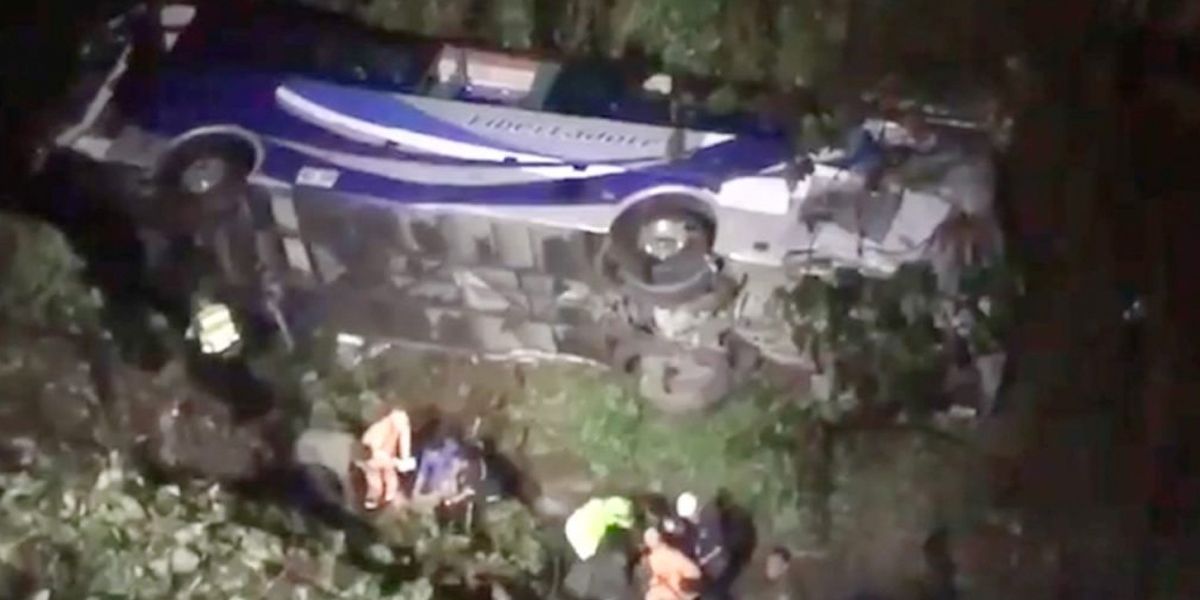 Tres muertos y más de 20 heridos deja accidente de un bus en carretera de Santander