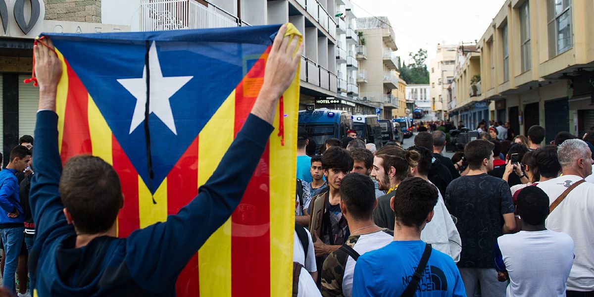 Justicia española cita a declarar al destituido presidente catalán Puigdemont