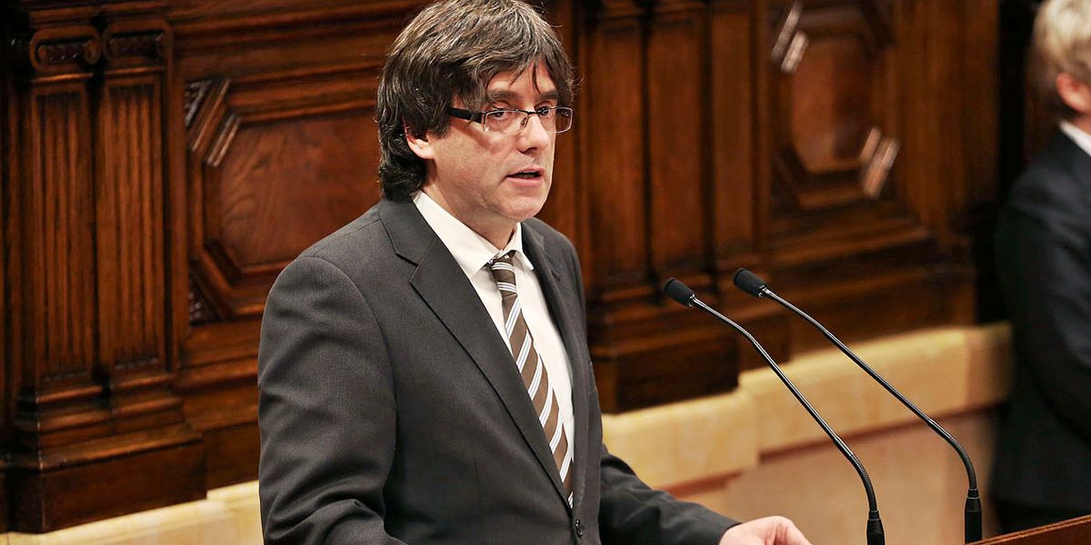 Sigue crisis en Cataluña, Puigdemont retrasa comparecencia en Parlamento regional