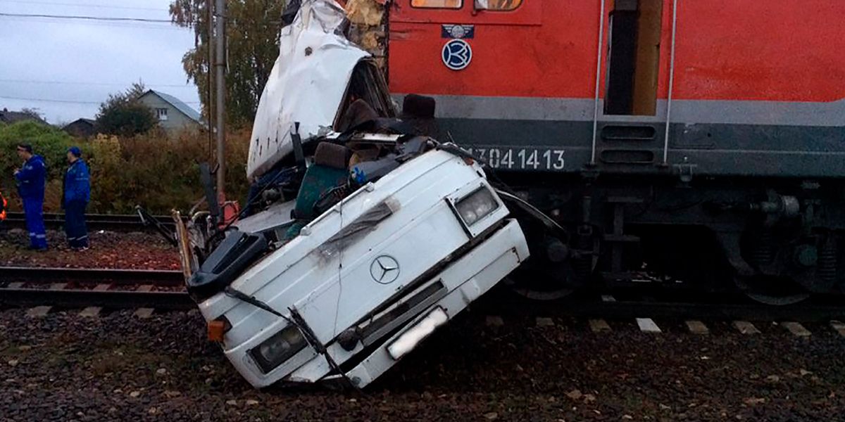 19 muertos tras ser arrollado un autobús por un tren en Rusia