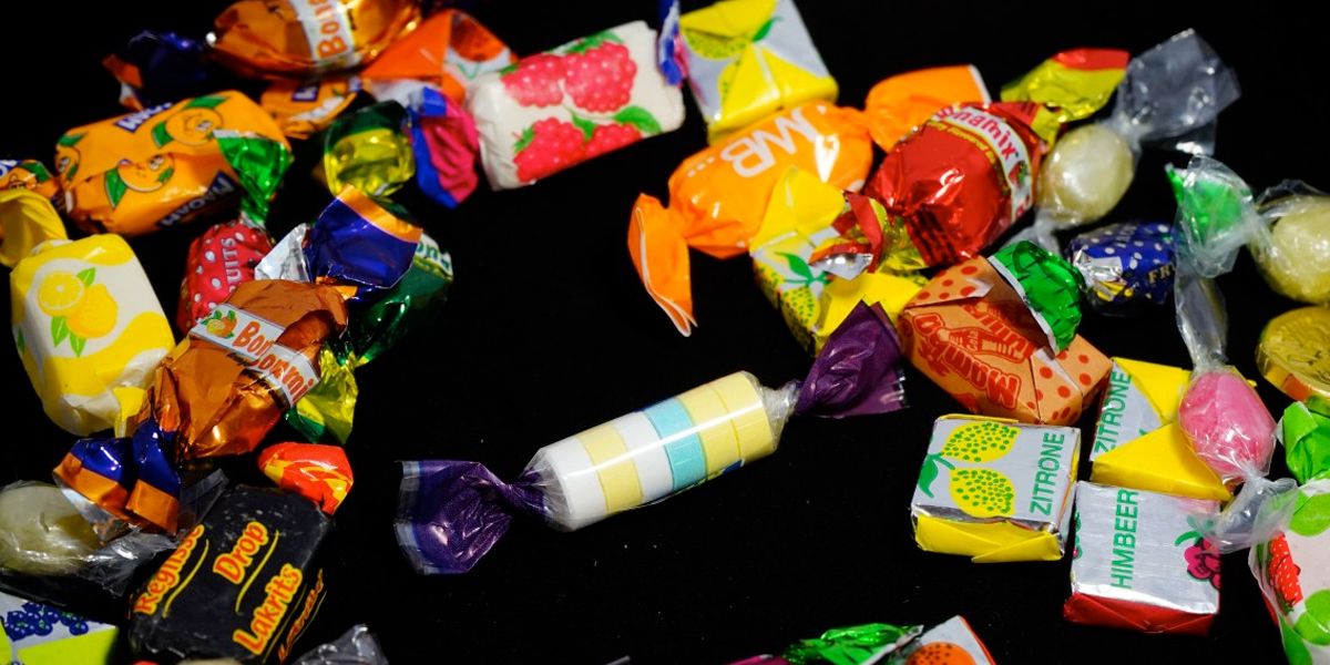 Secretaría de Salud decomisa cerca de 300 kilos de dulces y golosinas en Bogotá
