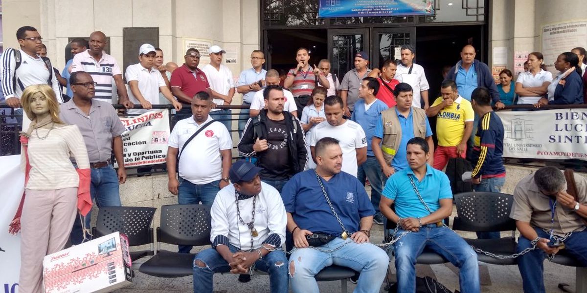 Nuevamente trabajadores de Hospital Universitario del Valle se encadenan en protesta