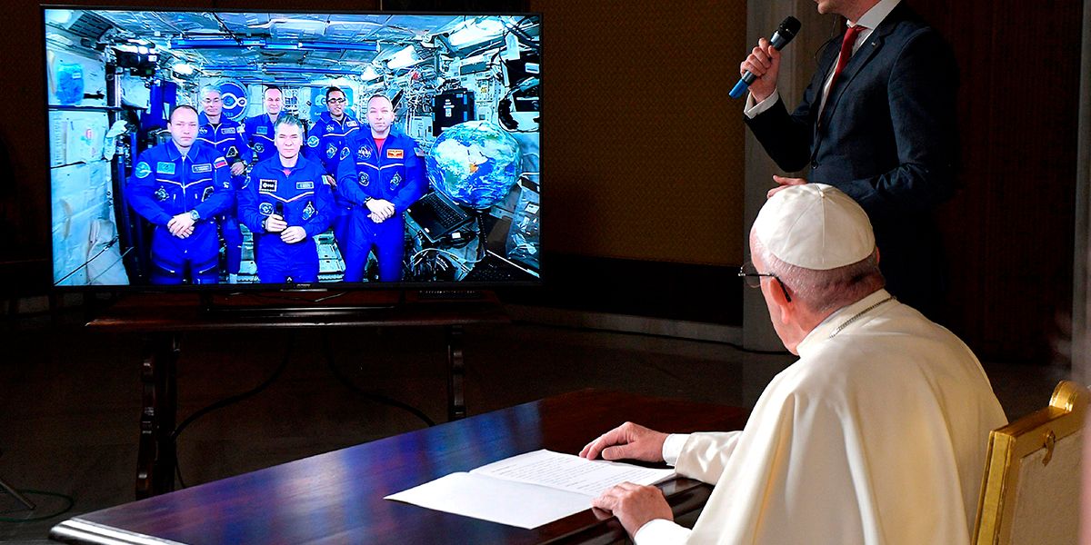 El Papa habla con astronautas de la Estación Espacial Internacional