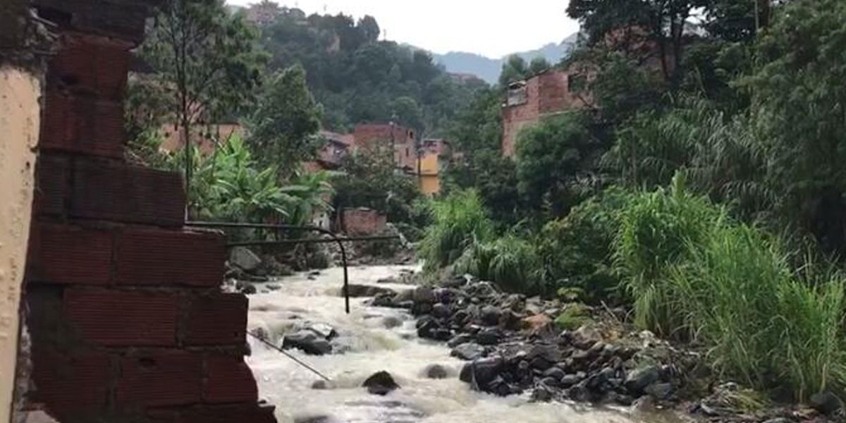 Intensifican búsqueda de un hombre que cayó a una quebrada en Medellín