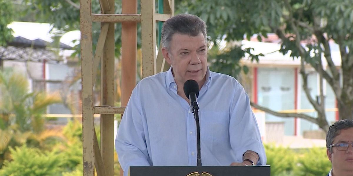 Santos pide a policías y militares garantizar cooperación para aclarar masacre en Tumaco