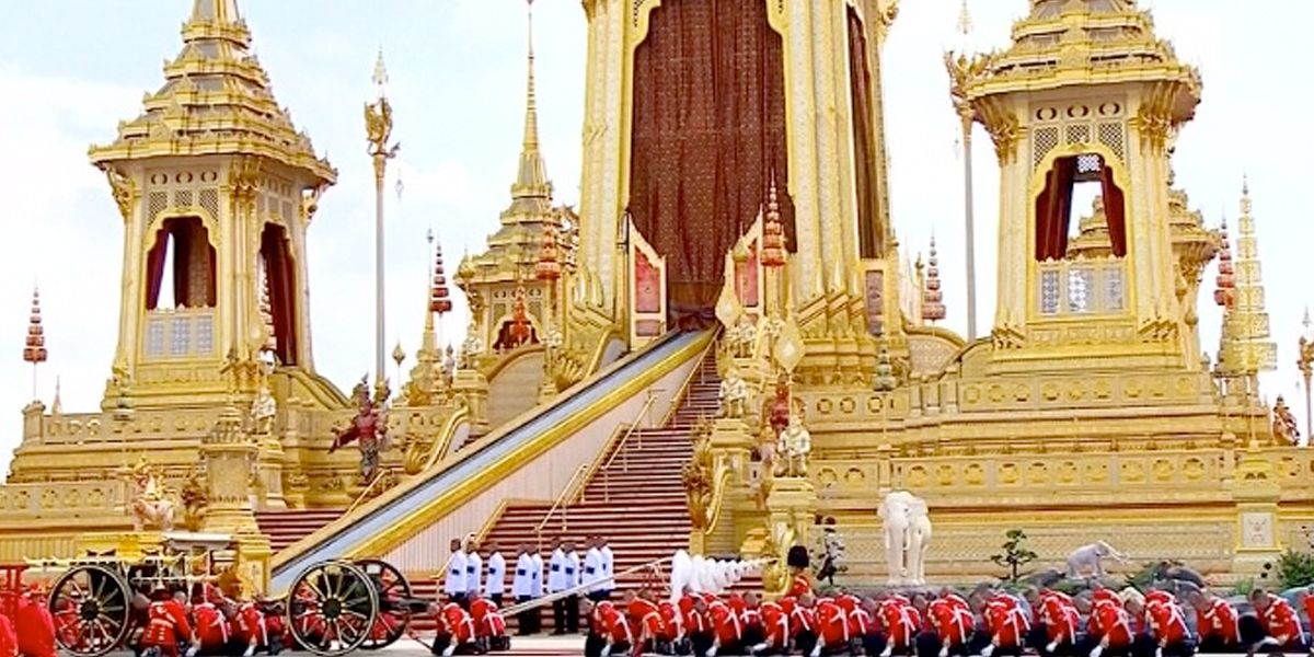 Lujoso y multitudinario funeral del rey tailandés Bhumibol Adulyadej