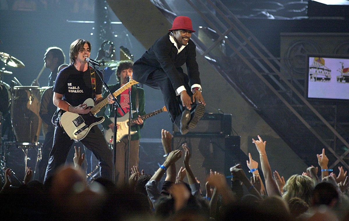 #TBT Latin  Grammy 2003: Juanes puso a cantar a The Black Eyed Peas en español