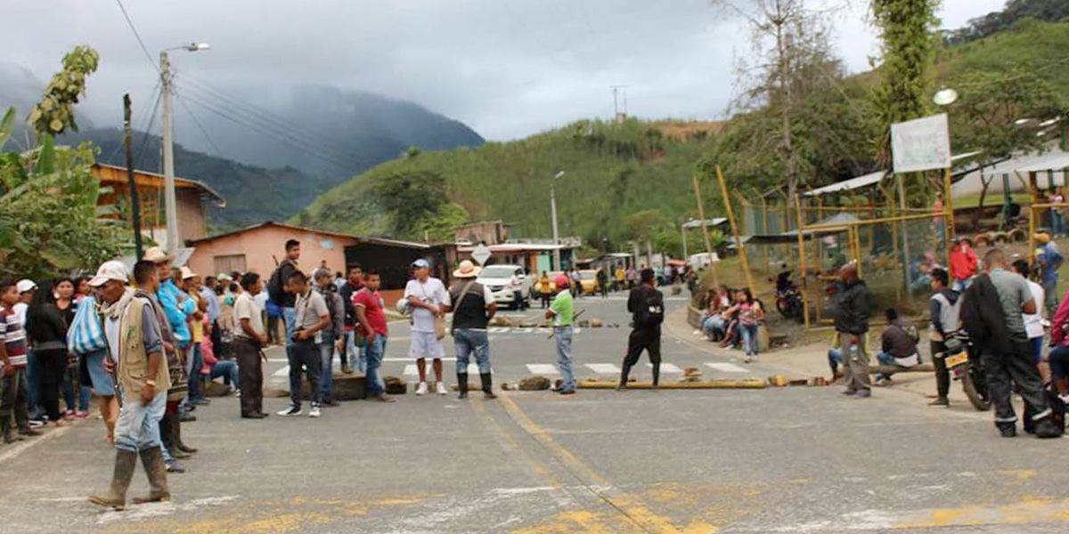 Indígenas Awá bloquean la vía a Tumaco